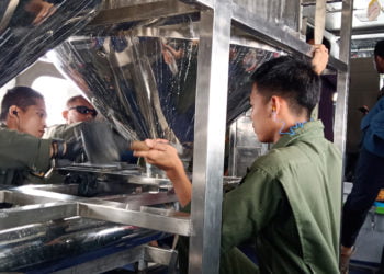 SEMAI GARAM. Para Kru CN 295 melakukan penyemaian garam di atas langit Selat Sunda,
Selasa (7/1). (MI/TRI SUBARKAH)