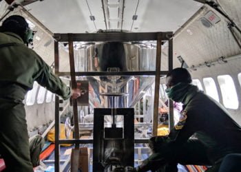 SEMAI GARAM. Kru pesawat CN 295 melakukan penyemaian garam di atas langit Selat Sunda,
Selasa (7/1). (MI/TRI SUBARKAH)