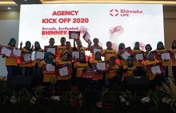 AGENCY KICK OFF 2020. PT Bhinneka Life Indonesia menggelar event Agency Kick Off 2020 di Bukit Randu Hotel, Bandar Lampung, Jumat (17/1). Bandar Lampung menjadi kota ketiga rangkaian roadshow yang digelar di delapan kota, yaitu Bandung, Semarang, Bandar Lampung, Medan, Denpasar, Balikpapan, Makassar, dan Jayapura.
n DOKUMEN BHINNEKA LIFE