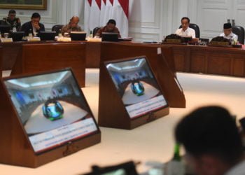 RATAS PON. Presiden Joko Widodo (kedua kanan) didampingi Wakil Presiden Ma'ruf Amin (kanan) memimpin rapat terbatas membahas penyelenggaraan PON XX Papua tahun 2020 di Kantor Presiden, Jakarta, Jumat (17/1). (ANTARA/AKBAR NUGROHO GUMAY)