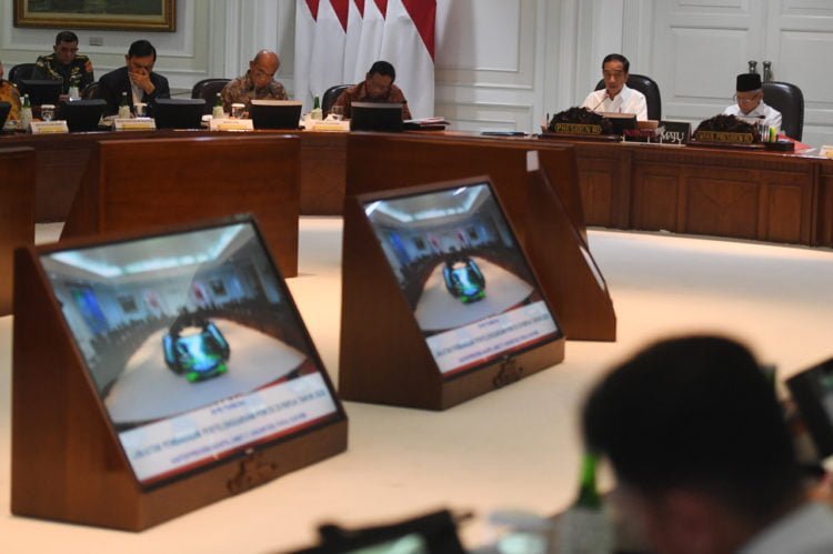 RATAS PON. Presiden Joko Widodo (kedua kanan) didampingi Wakil Presiden Ma'ruf Amin (kanan) memimpin rapat terbatas membahas penyelenggaraan PON XX Papua tahun 2020 di Kantor Presiden, Jakarta, Jumat (17/1). (ANTARA/AKBAR NUGROHO GUMAY)