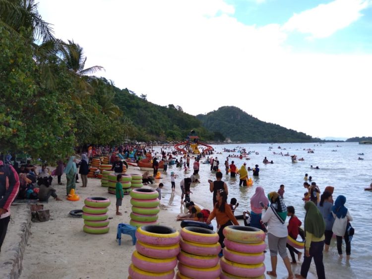 WISATA PANTAI. Minat masyarakat untuk berlibur di pantai tetap ramai di sepanjang awal 2020 ini, yang terpantau di Pantai Sari Ringgung, Jumat (3/1). n LAMPUNG POST/EFFRAN KURNIAWAN