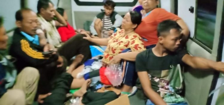 KONSUMSI JAMUR. Satu keluarga asal Desa Pulaujaya, Kecamatan Palas, Lampung Selatan, yang diduga alami keracunan usai mengonsumsi sayur jamur sawit, beberapa hari yang lalu. n ISTIMEWA