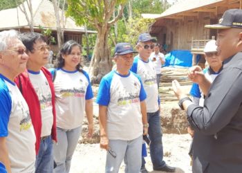 MENJELASKAN PEMBANGUNAN. Bupati Tubaba Umar Ahmad menjelaskan proses pembangunan kompleks Kota Budaya Uluan Nughik kepada peserta reuni akbar KAFE Unila, di Tubaba, Kamis (16/1). LAMPUNG POST/MERWAN