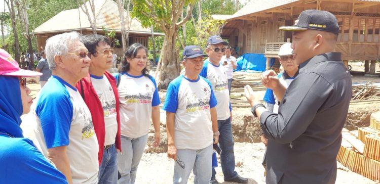 MENJELASKAN PEMBANGUNAN. Bupati Tubaba Umar Ahmad menjelaskan proses pembangunan kompleks Kota Budaya Uluan Nughik kepada peserta reuni akbar KAFE Unila, di Tubaba, Kamis (16/1). LAMPUNG POST/MERWAN