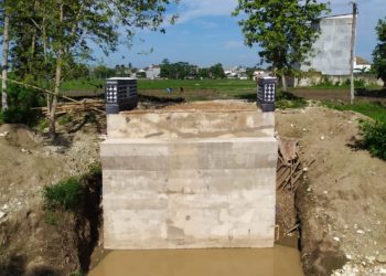 PROYEK JEMBATAN. Proyek jembatan Way Pelus di Desa Seloretno, Kecamatan Sidomulyo, Lampung Selatan, yang hanya mengerjakan sayap kedua sisi, Senin (27/1). LAMPUNG POST/PERDHANA WIBYSONO