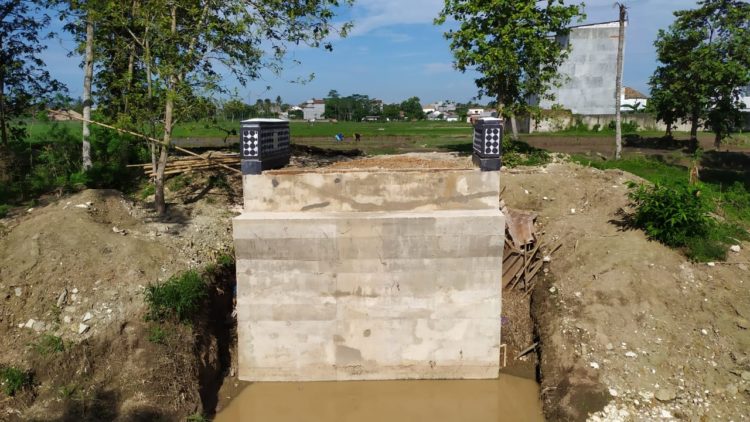 PROYEK JEMBATAN. Proyek jembatan Way Pelus di Desa Seloretno, Kecamatan Sidomulyo, Lampung Selatan, yang hanya mengerjakan sayap kedua sisi, Senin (27/1). LAMPUNG POST/PERDHANA WIBYSONO