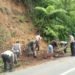 BERSIHKAN MATERIAL. Polsek Sekincau bersama masyarakat dan Koramil setempat membersihkan material longsor, di Pekon Gihamsukamaju, Selasa(28/1). DOK POLSEK SEKINCAU