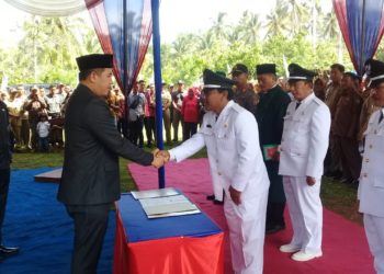 LANTIK KADES. Bupati Pesawaran Dendi Ramadhona melantik kepala desa di Kecamatan Way Ratai, Senin (6/1). LAMPUNG POST/PUTRA PANCASILA SAKTI
