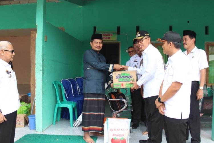 SERAHKAN BANTUAN. Bupati Lamtim Zaiful Bokhari menyerahkan bantuan kepada Ponpes Irsyadul Ibad yang terkena musibah kebakaran, Rabu (8/1). n DOK PROTOKOL PEMKAB LAMTIM