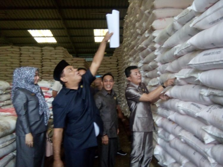 SIDAK PUSRI. Ketua dan anggota Komisi II, Maulana M Labirin, sidak ke gudang pupuk Pusri, di Sukoharjo. LAMPUNG POST/WIDODO