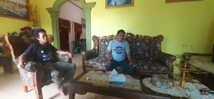 Satuan pelaksana yang juga pengawas Pamsimas di Pulaupanggung, Kecamatan Abungtinggi, Lampung Utara, Heru, dan Ketua Kelompok Kerja Masyarakat setempat, Siswanto, berdiskusi di rumahnya, Minggu (19/1). LAMPUNG POST/FAJAR NOFITRA