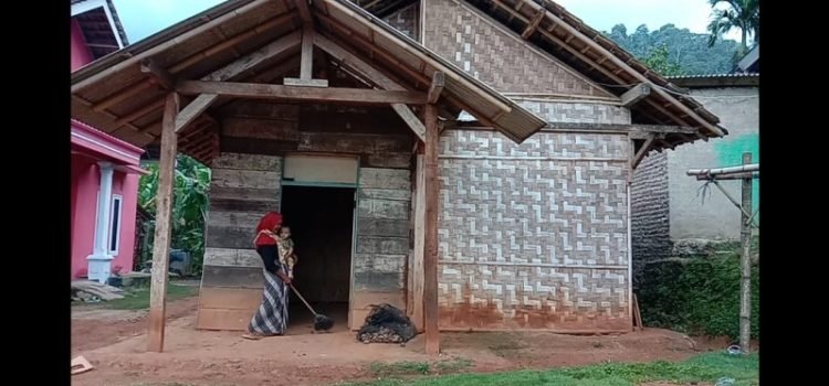 SELALU KEKURANGAN. Kediaman nenek Jawati, warga Dusun Sukajadi, Desa Babatan, Kecamatan Katibung, Lampung Selatan, yang selalu kekurangan, tetapi terus bersemangat menjalani hidup. LAMPUNG POST/PERDHANA WIBYSONO