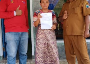 MENGUNDURKAN DIRI. Keluarga penerima manfaat PKH di Desa Tamansari, Kecamatan Ketapang, Lamsel, memilih mengundurkan diri dari kepesertaan bantuan PKH karena sudah mampu, Rabu (29/1). LAMPUNG POST/AAN KRIDOLAKSONO