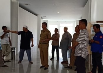 SAMPAIKAN ASPIRASI. Para pedagang menyampaikan aspirasinya ke DPRD Pesisir Barat, Selasa (7/1). n LAMPUNG POST/YON FISOMA