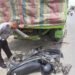 MOTOR HANCUR. Polisi menunjukkan motor pengendara yang hancur akibat menabrak badan truk yang parkir di depan Hotel Mini, Natar, Minggu (12/1). DOK WARGA