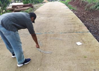 JALAN RETAK. Jalan cor beton penghubung Dusun Krajan—Sidosari, Desa Sidomulyo, Kecamatan Sidomulyo, Lampung Selatan, kondisinya sudah retak-retak. LAMPUNG POST/PERDHANA WIBYSONO