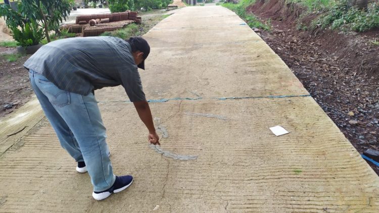 JALAN RETAK. Jalan cor beton penghubung Dusun Krajan—Sidosari, Desa Sidomulyo, Kecamatan Sidomulyo, Lampung Selatan, kondisinya sudah retak-retak. LAMPUNG POST/PERDHANA WIBYSONO