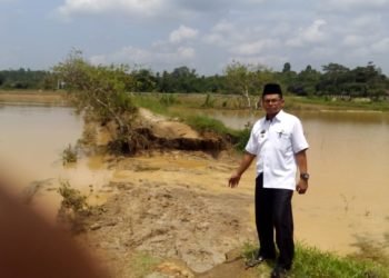 AKIBAT BANJIR. Camat Banyumas, Kabupaten Pringsewu, Hartoyo, saat meninjau jalan alternatif yang putus akibat banjir, Rabu (15/1). DOK KECAMATAN BANYUMAS