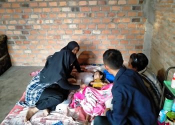 BESUK BUNGA. Anggota Forum Silaturahmi Muli-Mekhanai (FSMM) Lampung Tengah memberikan bantuan dan membesuk Bunga, penderita epilepsi yang tinggal di Desa Gunungagung, Kecamatan Terusannunyai, Lampung Tengah, Selasa (7/1). n DOK FSMM LAMPUNG TENGAH