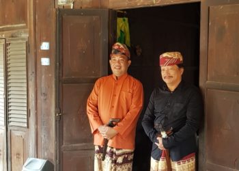 BUPATI DAN ARSITEK. Bupati Tubaba Umar Ahmad (kiri) bersama Yori Antar salah satu arsitek nasional yang menggagas pembangunan berbasis kebudayaan di Tubaba. n LAMPUNG POST/MERWAN