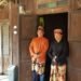 BUPATI DAN ARSITEK. Bupati Tubaba Umar Ahmad (kiri) bersama Yori Antar salah satu arsitek nasional yang menggagas pembangunan berbasis kebudayaan di Tubaba. n LAMPUNG POST/MERWAN