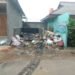 BAU MENYENGAT. Tumpukan sampah meresahkan warga karena bau busuk yang menyengat, Kamis (9/1). LAMPUNG POST/WIDODO