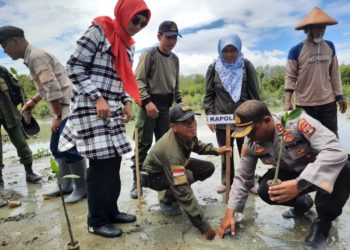 TANAM MANGROVE. Kapolres Lampung Selatan, AKBP Edi Purnomo bersama masyarakat menanam bibit mangrove di pesisir Dusun Kualajaya, Desa Bandaragung, Kecamatan Sragi, Lamsel, Sabtu (11/1). DOK POLSEK SRAGI