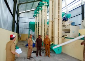MESIN MODERN. Mesin penggilingan padi modern milik Pemkab Lamsel di Desa Bandarrejo, Kecamatan Natar, kini mulai dioperasikan. LAMPUNG POST/JUWANTORO