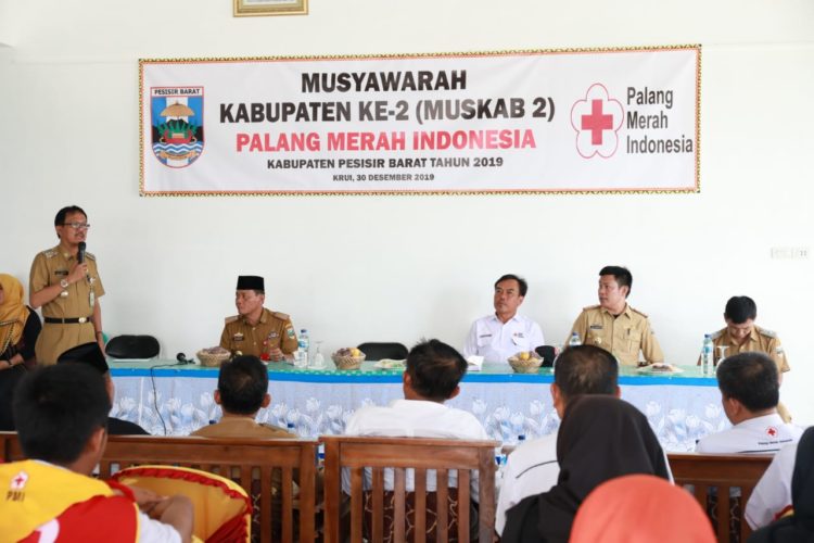 MUSYAWARAH PMI. Bupati Pesisir Barat Agus Istiqlal menghadiri musyawarah ke-2 PMI Kabupaten Pesisir Barat tahun 2019, di Balai Pekon Rawas, Kecamatan Pesisir Tengah, Senin (30/12). LAMPUNG POST/YON FISOMA