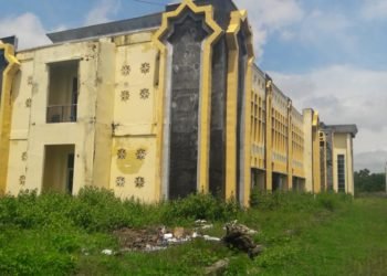 GEDUNG TIDAK TERAWAT. Sejumlah gedung Islamic Center Lampung Timur tidak terawat, Senin (13/1). Padahal untuk membangun sejumlah gedung megah itu menghabiskan anggaran puluhan miliar. LAMPUNG POST/CHAIRUDDIN