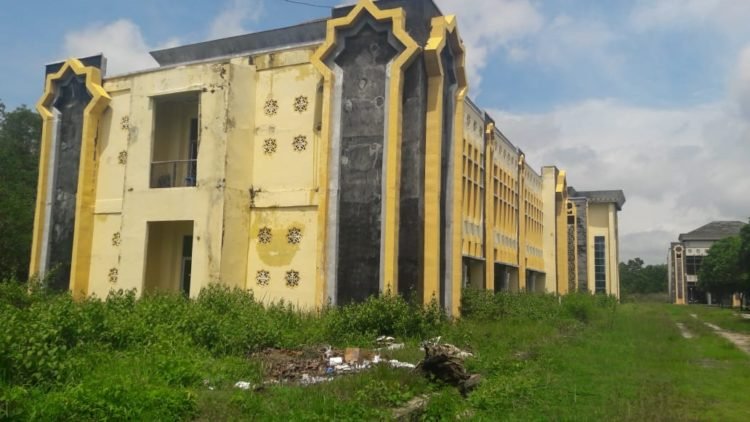 GEDUNG TIDAK TERAWAT. Sejumlah gedung Islamic Center Lampung Timur tidak terawat, Senin (13/1). Padahal untuk membangun sejumlah gedung megah itu menghabiskan anggaran puluhan miliar. LAMPUNG POST/CHAIRUDDIN