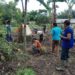GOTONG ROYONG. Warga Desa Sukaraja, Kecamatan Palas, bergotong royong membentuk badan jalan agar tertata dengan rapi, Minggu (26/1). n LAMPUNG POST/JUWANTORO