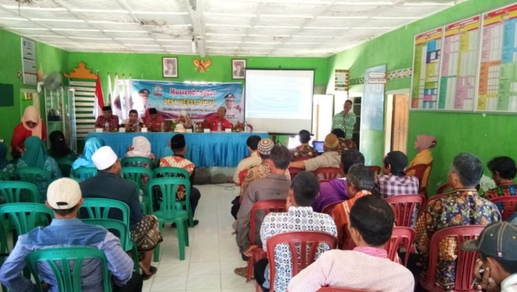 PAPARKAN PROGRAM 2020 Kepala Desa Mekarmulya, Kecamatan Palas, Lampung Selatan, Rasiwan saat memparkan program 2020 melalui anggaran dana desa di Kantor Desa setempat, Senin (20/1). LAMPUNG POST/ ARMANSYAH