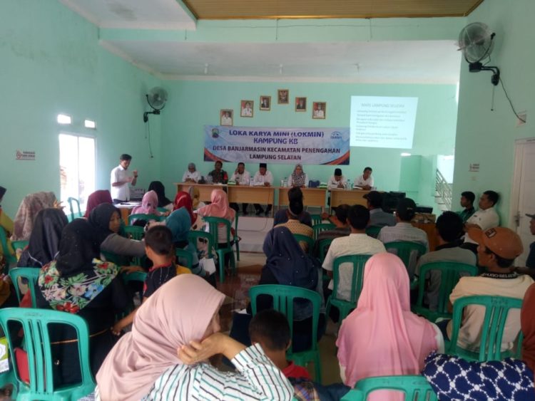 KAMPUNG KB. Dinas Pengendalian Penduduk dan Keluarga Berencana Lampung Selatan menggelar lokakarya mini kampung KB di Desa Banjarmasin, Kecamatan Penengahan, Kamis (30/1). LAMPUNG POST/AAN KRIDOLAKSONO