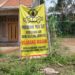 DILARANG MASUK. Tulisan papan pengumuman larangan masuk bagi rentenir maupun bank keliling terpasang di setiap sudut ruas jalan Desa Kembangtanjung, Kecamatan Abung Selatan, Selasa (21/1). LAMPUNG POST/YUDHI HARDIYANTO