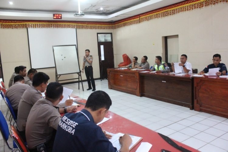 PEMBINAAN. Polres Lampung Barat menggelar pembinaan dan pelatihan tes psikologi kepada calon siswa Sekolah Inspektur Polisi (SIP), Rabu (15/1). n LAMPUNG POST/ELIYAH
