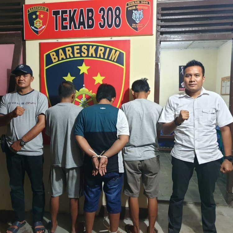 PELAKU PENCURIAN. Tekab 308 Polres Pringsewu dibantu Polsek Sukoharjo menangkap tiga pelaku pencurian, Senin (20/1). DOKUMENTASI POLSEK SUKOHARJO
