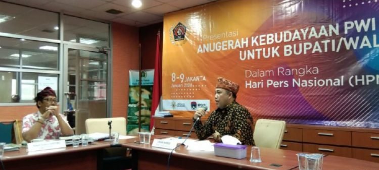 PAPARAN KONSEP. Bupati Tulangbawang Barat Umar Ahmad memberikan paparan konsep pembangunan Kabupaten Tubaba di ajang anugerah kebudayaan PWI di Jakarta, Kamis (9/1). DOKUMENTASI PEMKAB TUBABA