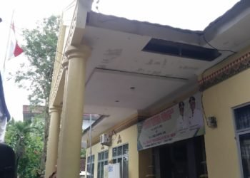 PLAFON RUSAK. Plafon teras kantor rusak dan cat dinding yang mulai memudar di Camat Metro Timur di halaman kantor kecamatan setempat, Selasa (14/1). n LAMPUNG POST/SUPRAYOGI