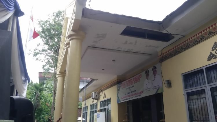 PLAFON RUSAK. Plafon teras kantor rusak dan cat dinding yang mulai memudar di Camat Metro Timur di halaman kantor kecamatan setempat, Selasa (14/1). n LAMPUNG POST/SUPRAYOGI