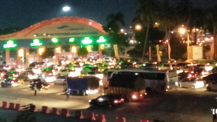 PELABUHAN BAKAUHENI. Arus balik libur Natal dan Tahun Baru 2019/2020 di Pelabuhan Penyeberangan Bakauheni ramai lancar, Kamis (2/1) malam. n LAMPUNG POST/AAN KRIDOLAKSONO