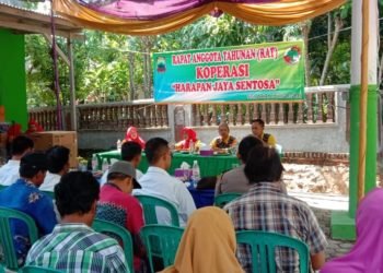 RAPAT AKHIR TAHUN. Rapat akhir tahun Koperasi HJS Desa Siringjaha, Kecamatan Sidomulyo, Lampung Selatan, beberapa waktu lalu. n LAMPUNG POST/PERDHANA WIBISONO