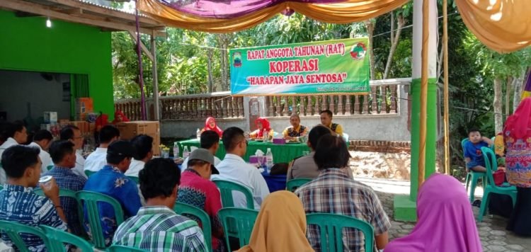 RAPAT AKHIR TAHUN. Rapat akhir tahun Koperasi HJS Desa Siringjaha, Kecamatan Sidomulyo, Lampung Selatan, beberapa waktu lalu. n LAMPUNG POST/PERDHANA WIBISONO