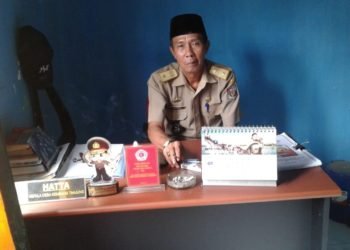 KEPALA DESA. Kepala Desa Kembangtanjung, Kecamatan Abung Selatan, Hatta Majid, di ruang kerjanya, Kamis (23/1). n LAMPUNG POST/YUDHI HARDIYANTO