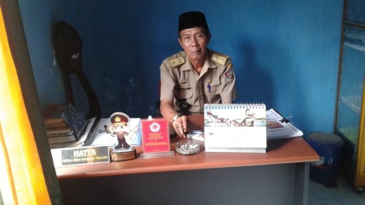 KEPALA DESA. Kepala Desa Kembangtanjung, Kecamatan Abung Selatan, Hatta Majid, di ruang kerjanya, Kamis (23/1). n LAMPUNG POST/YUDHI HARDIYANTO