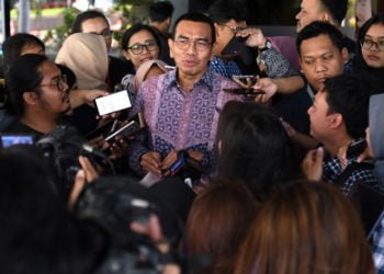 Staf Khusus Kementerian Badan Usaha Milik Negara (BUMN) Arya Sinulingga (tengah).(ANTARA/ADITYA PRADANA PUTRA)