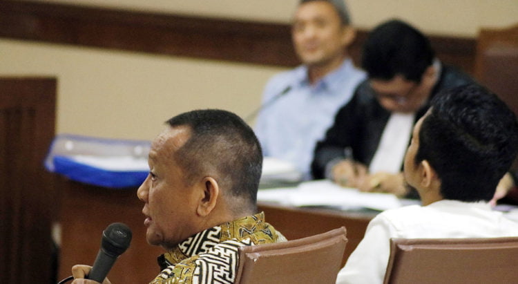 AJUKAN PRAPERADILAN. Mantan Sekretaris Mahkamah Agung
(MA) Nurhadi (kiri) memberikan keterangan saat menjadi saksi dalam sidang
kasus dugaan pemberian suap kepada panitera PN Jakarta Pusat dengan
terdakwa Eddy Sindoro (kiri) di Pengadilan Tipikor, Jakarta (21/1). Nurhadi mengajukan praperadilan atas status tersangka yang disematkan kepadanya. (MI/ BARY FATHAHILAH)