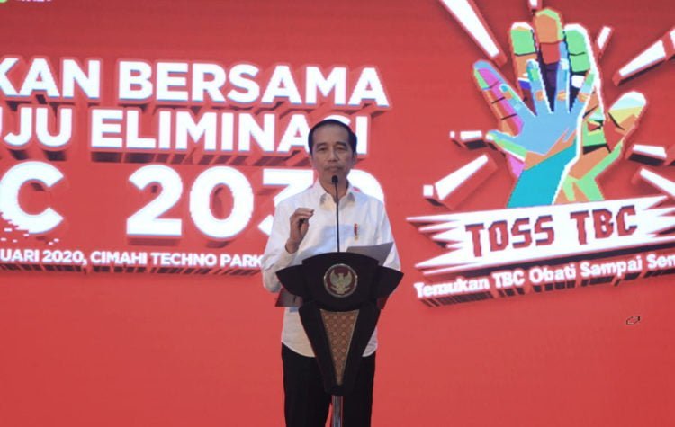 SIAPKAN EVAKUASI. Presiden Joko Widodo memberi sambutan saat menghadiri peluncuran Gerakan
Bersama Menuju Eliminasi TBC 2030 di Gedung Technopark Kota Cimahi, Rabu (29/1). Presiden menyatakan pemerintah siap mengevakuasi WNI yang ada di Wuhan. (MI)