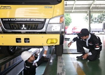 PT Krama Yudha Tiga Berlian Motors (KTB) memberikan layanan servis kendaraan niaga khusus bagi konsumen yang kendaraannya terendam, melalui program Fuso Care. Dok. KTB